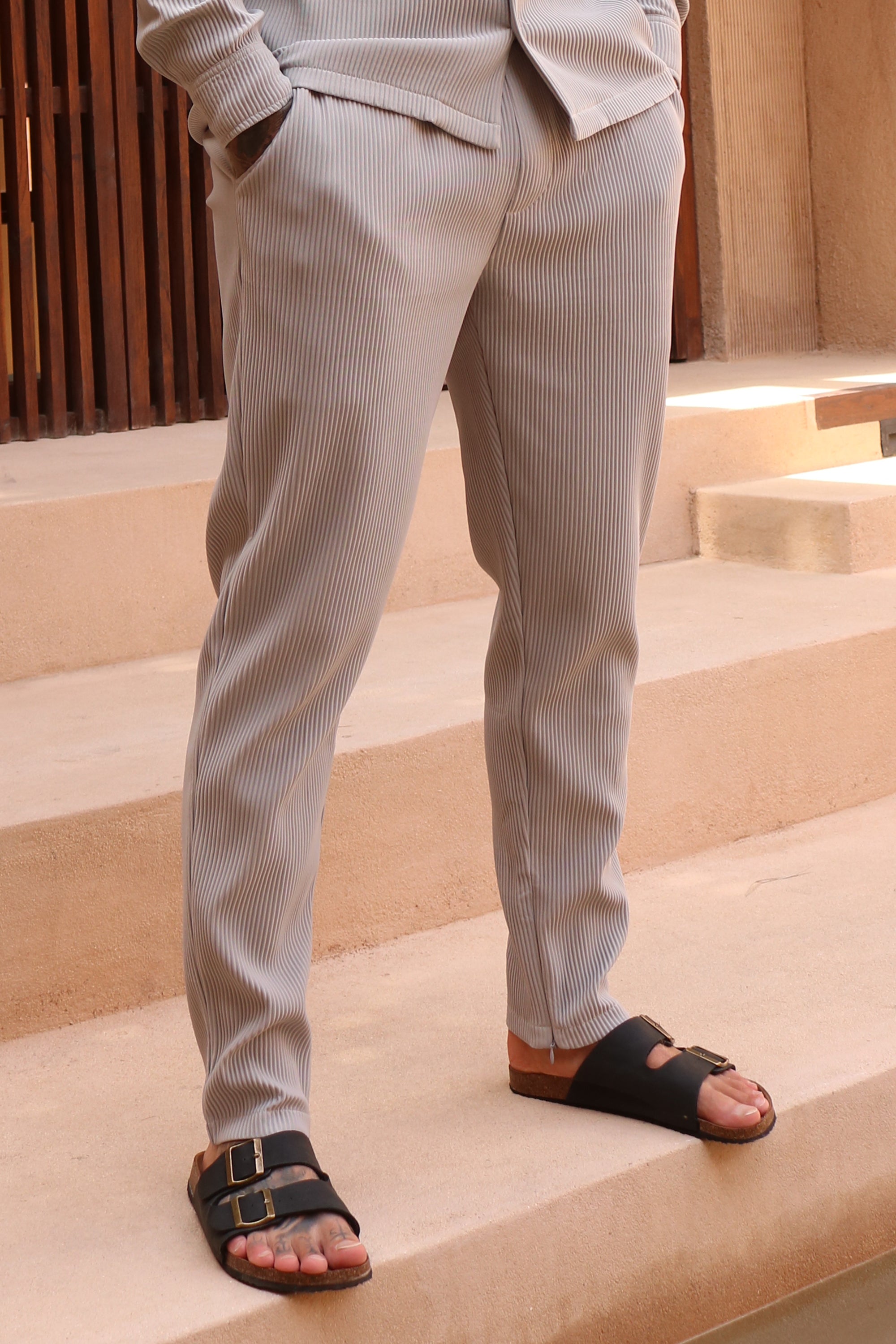 THE SLIM PLEATED TROUSERS - GREY