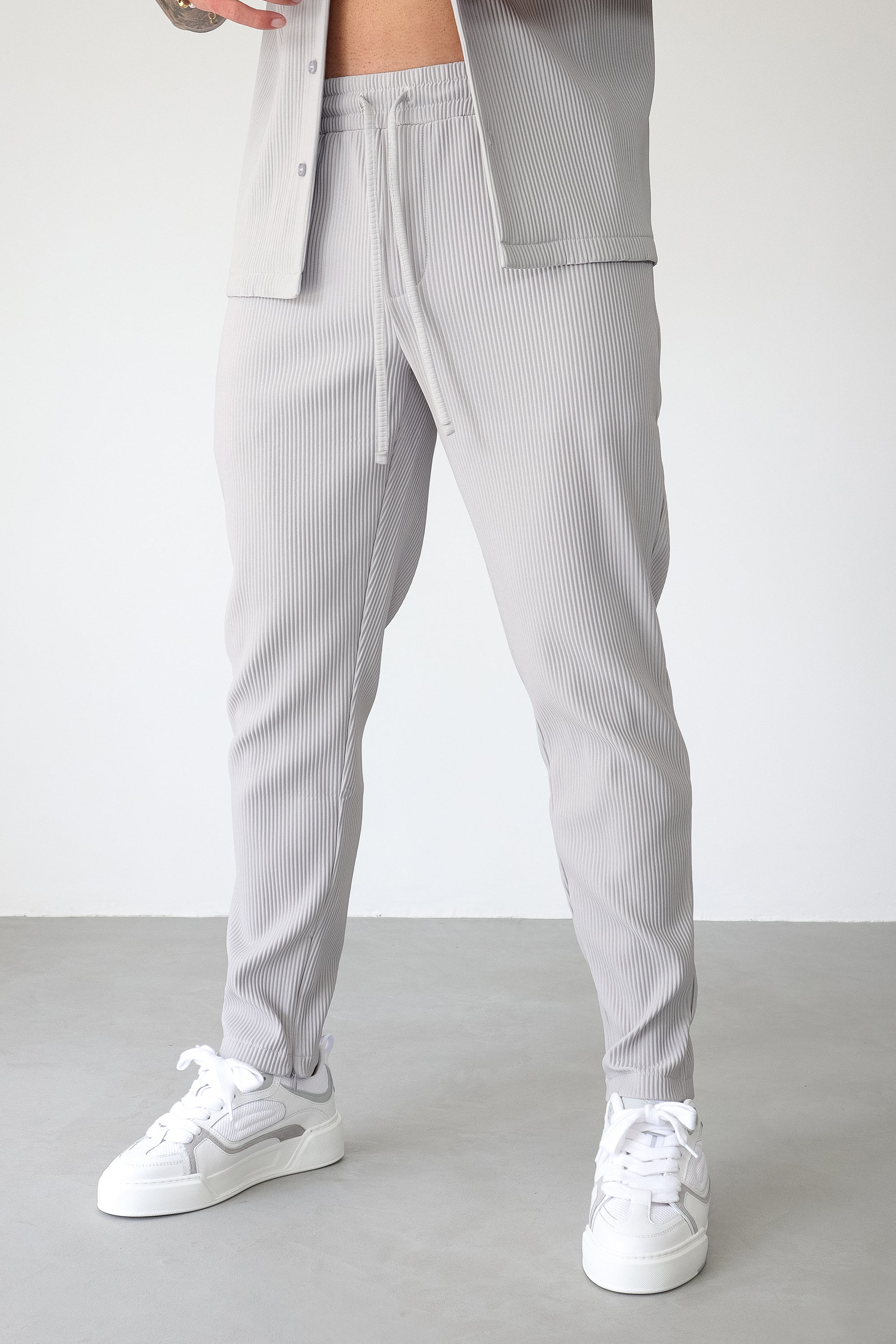 THE SLIM PLEATED TROUSERS - GREY
