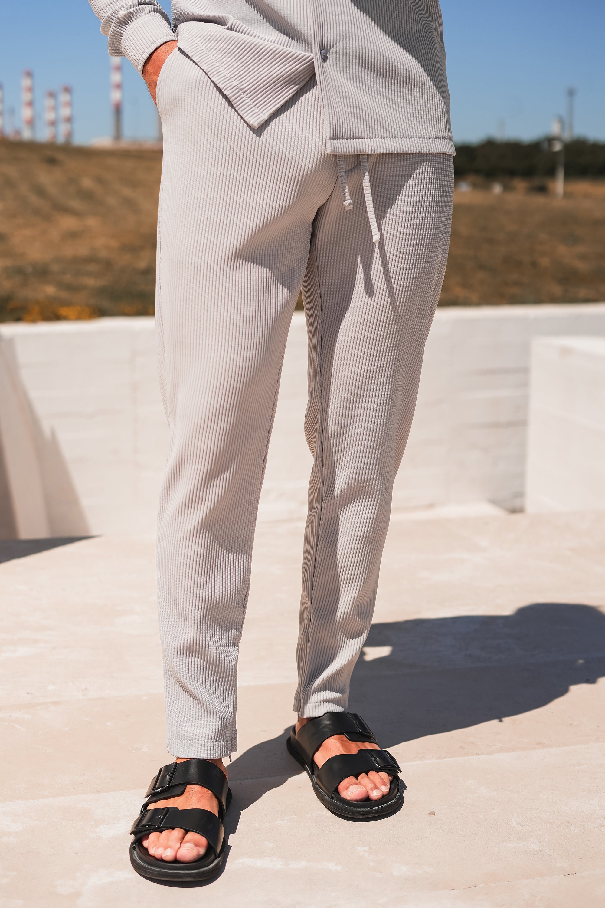 THE SLIM PLEATED TROUSERS - GREY